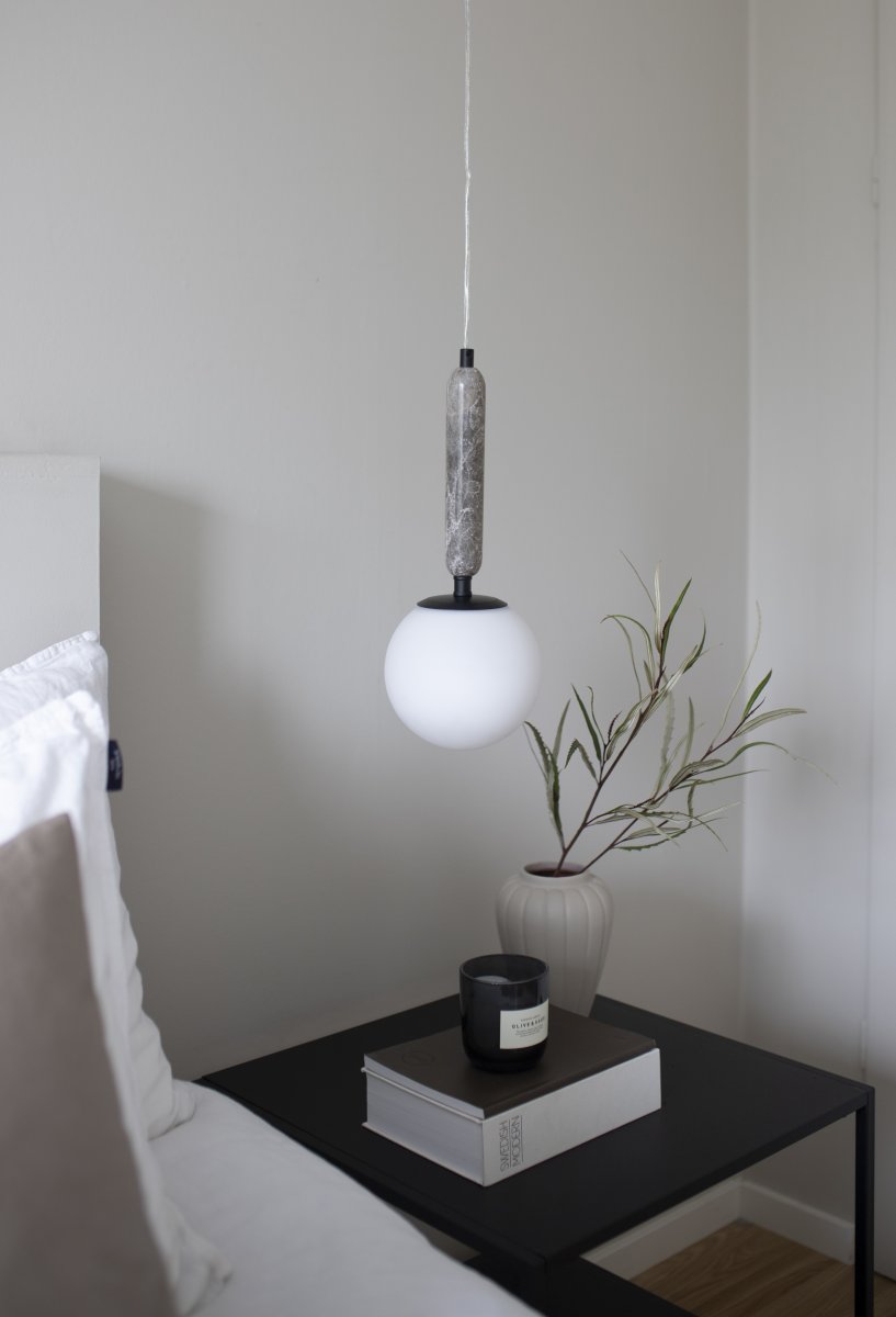 Torrano Ø15 Grauer Marmor fensterlampe Von Globen Lighting - Stein ist ein natürliches Material, die Farbe und Schattierungen der Marmorierung variieren und erzeugen bei jedem Stück ein einzigartiges Muster.