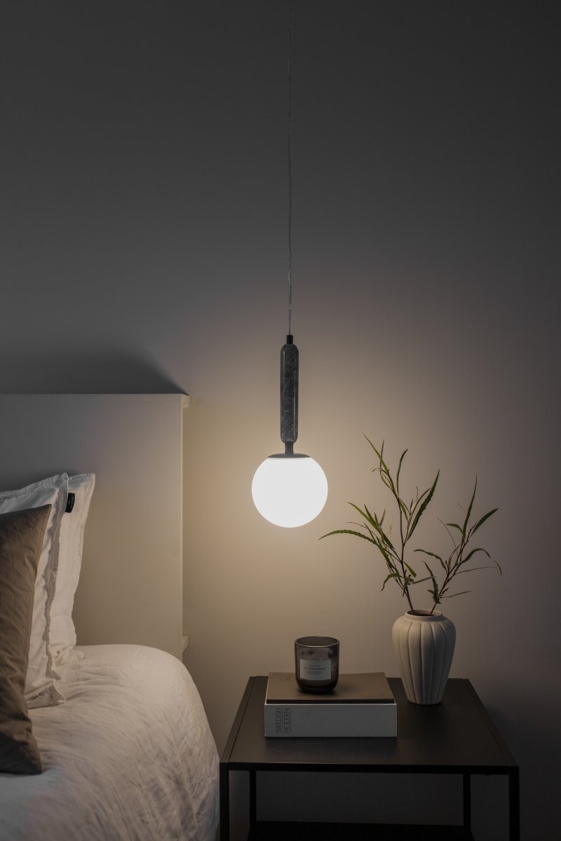Torrano Ø15 Grauer Marmor fensterlampe Von Globen Lighting - Stein ist ein natürliches Material, die Farbe und Schattierungen der Marmorierung variieren und erzeugen bei jedem Stück ein einzigartiges Muster.
