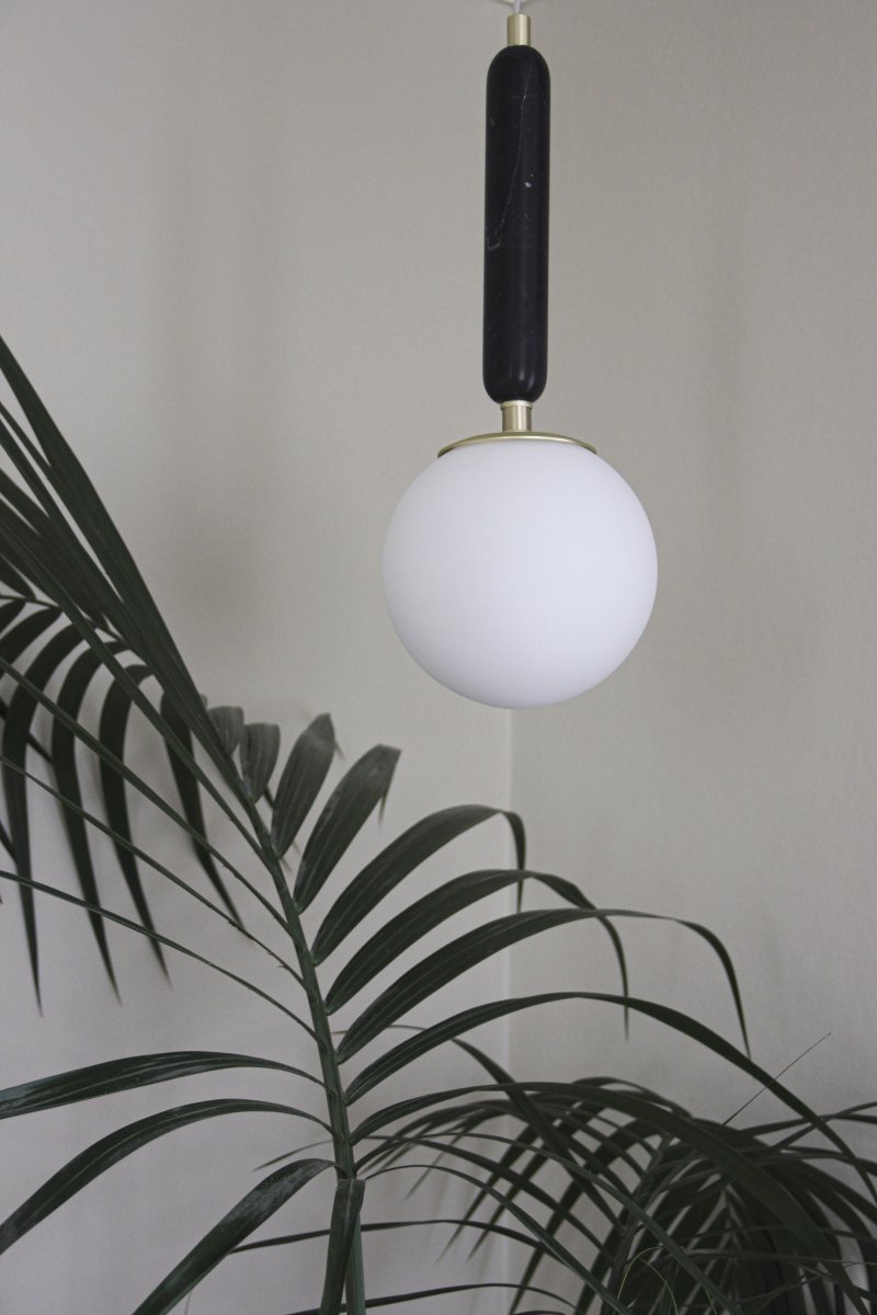 Torrano Ø15 Schwarzer Marmor fensterlampe Von Globen Lighting - Stein ist ein natürliches Material, die Farbe und Schattierungen der Marmorierung variieren und erzeugen bei jedem Stück ein einzigartiges Muster.