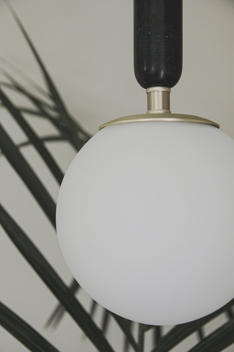 Torrano Ø15 Schwarzer Marmor fensterlampe Von Globen Lighting - Stein ist ein natürliches Material, die Farbe und Schattierungen der Marmorierung variieren und erzeugen bei jedem Stück ein einzigartiges Muster.