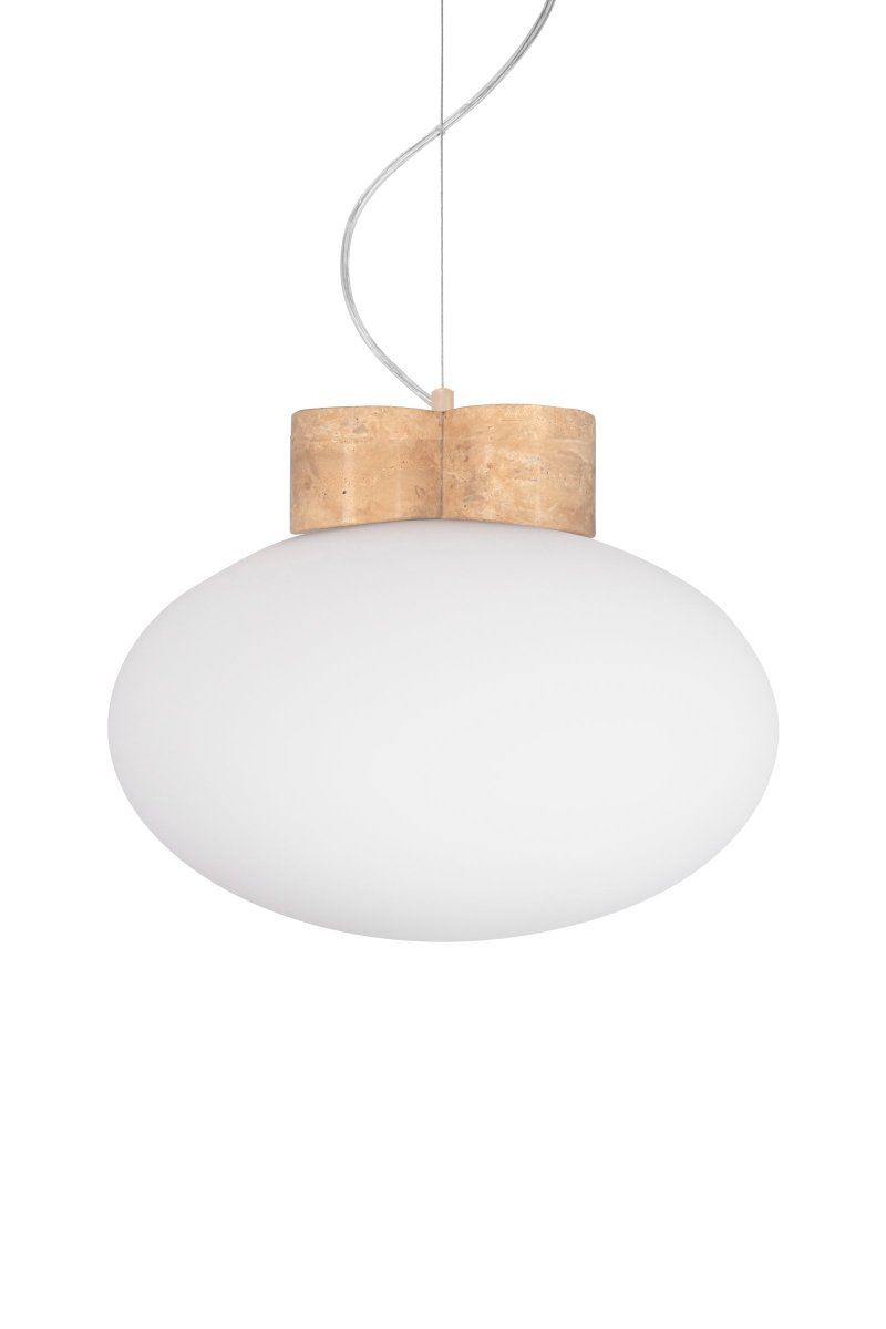 Mammut Ø30 Travertin hängelampe Von Globen Lighting - Mammut ist eine exklusive und verspielte Deckenleuchte mit kurzem Oberteil aus Stein und gro&szlig;em Glasschirm.