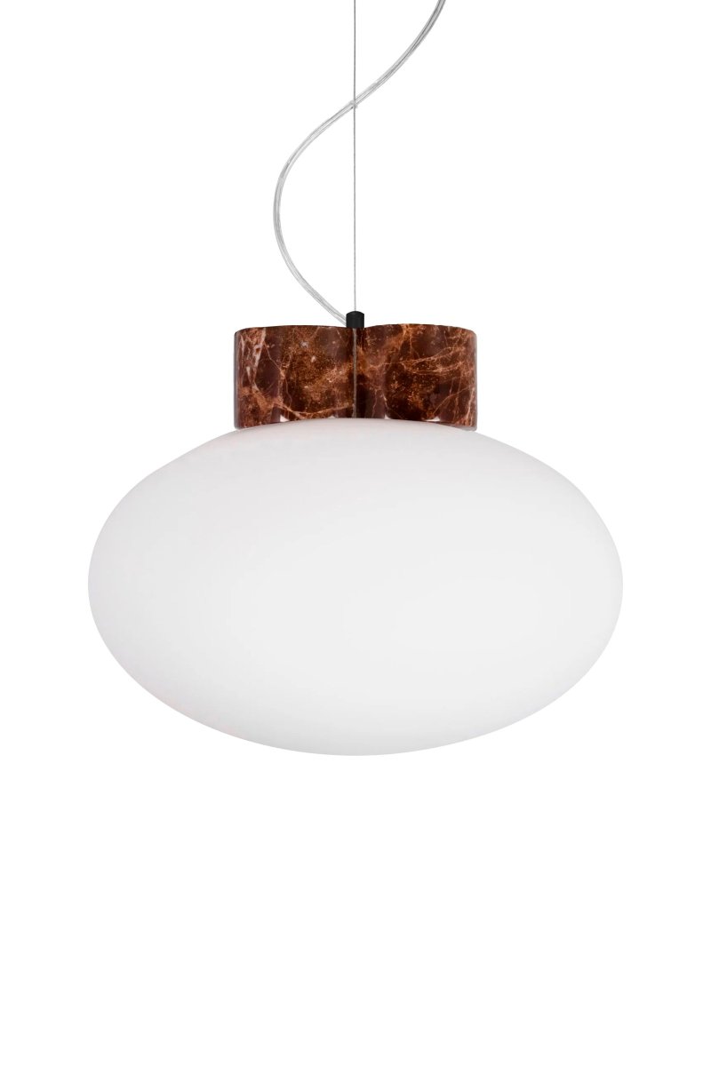 Mammut Ø30 Braun hängelampe Von Globen Lighting - Mammut ist eine exklusive und verspielte Deckenleuchte mit kurzem Oberteil aus Stein und großem Glasschirm.