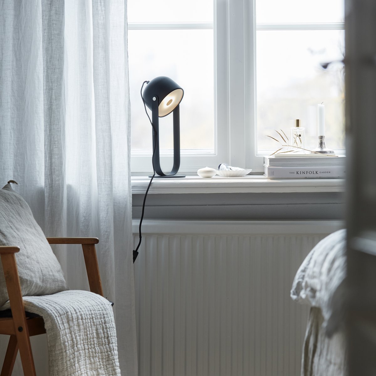 Svejk 36cm Anthrazit tischlampe Von CO Bankeryd - Die Tischlampe Svejk hat ein sanftes Licht und dient sowohl als Leselampe als auch als dekoratives Einrichtungsdetail.