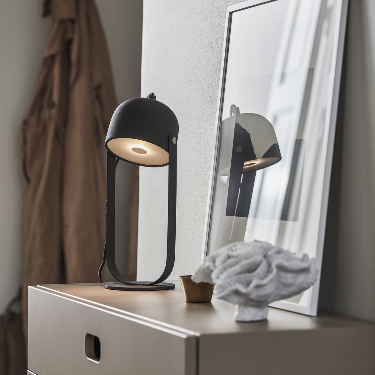 Svejk 36cm Anthrazit tischlampe Von CO Bankeryd - Die Tischlampe Svejk hat ein sanftes Licht und dient sowohl als Leselampe als auch als dekoratives Einrichtungsdetail.