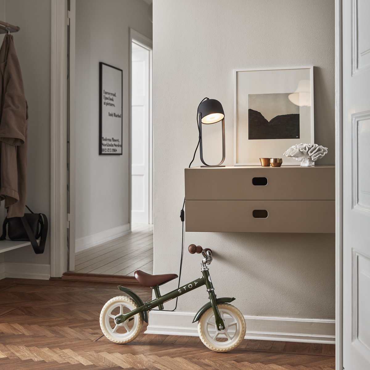 Svejk 36cm Anthrazit tischlampe Von CO Bankeryd - Die Tischlampe Svejk hat ein sanftes Licht und dient sowohl als Leselampe als auch als dekoratives Einrichtungsdetail.