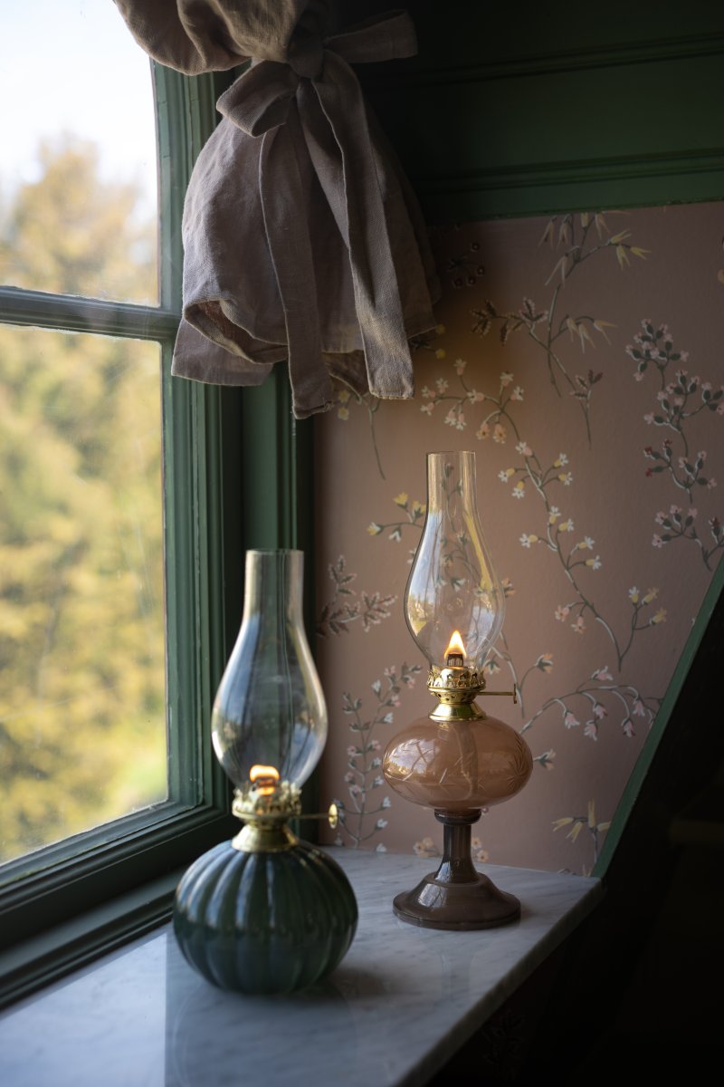 Esmeralda Braun Von Strömshaga - Die Lampe besteht aus braunem Glas mit einem dekorativen Ätzmuster, das ihr einen romantischen und altmodischen Ausdruck verleiht.