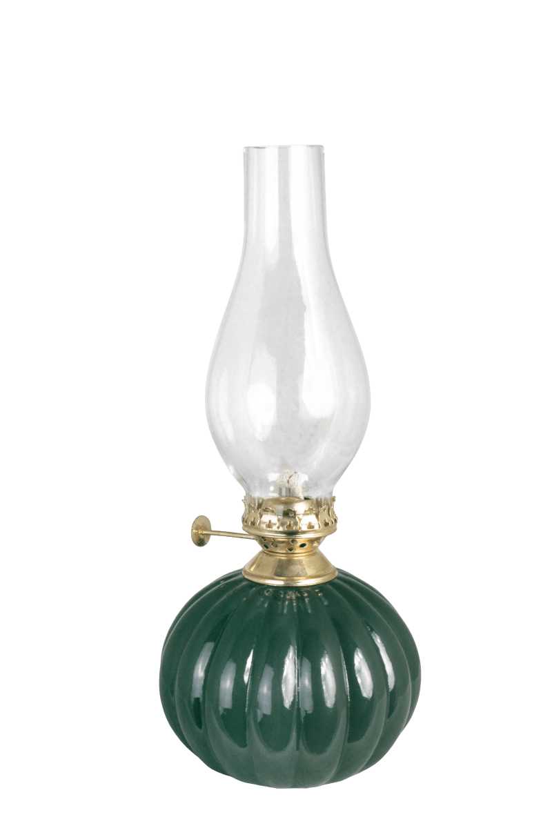Zoombild von Olga Grün Von Strömshaga - Olga ist eine klassische Petroleumlampe mit dekorativem Design und wundersch&ouml;nen Details.