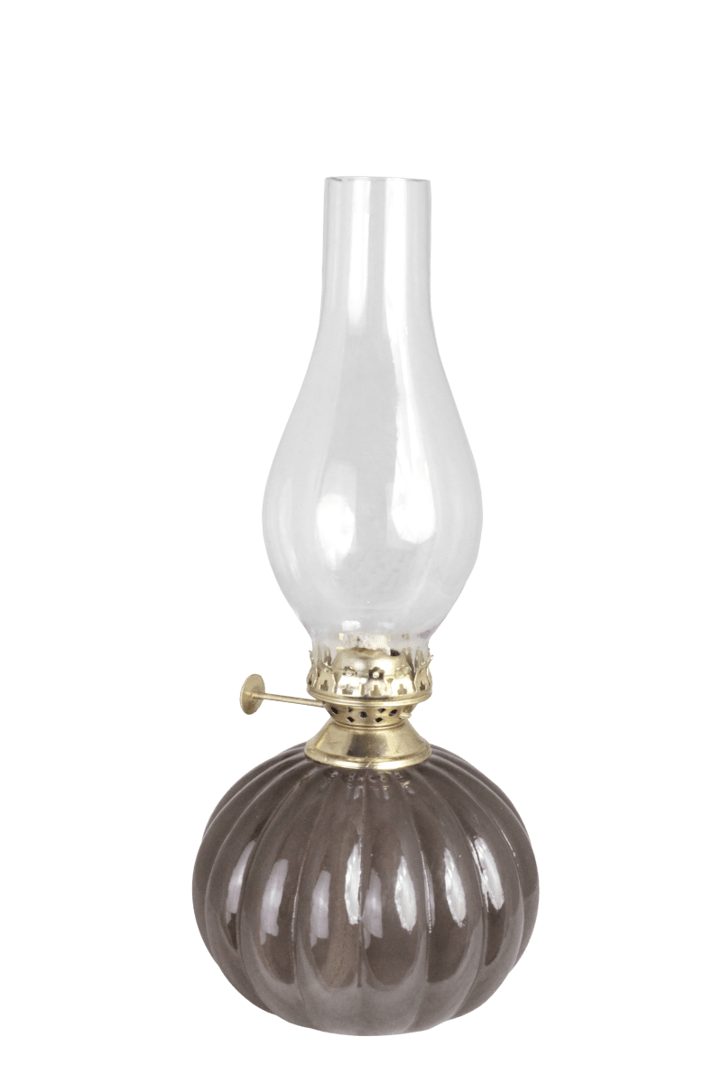 Zoombild von Olga Braun Von Strömshaga - Olga ist eine klassische Petroleumlampe mit dekorativem Design und wundersch&ouml;nen Details.