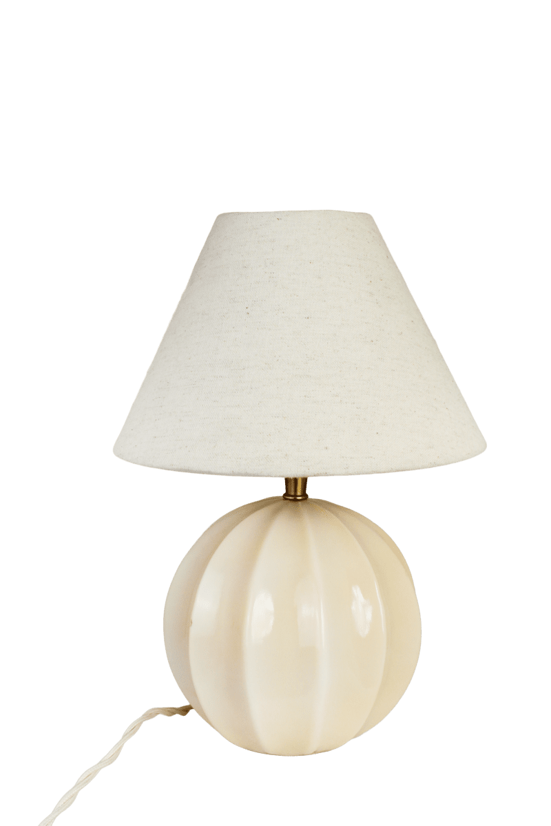 Marit 24cm Beige lampenfuß Von Strömshaga - Das beigefarbene Glas harmoniert perfekt mit den Details in Messingoptik und sorgt f&uuml;r eine warme und zeitlose Atmosph&auml;re.