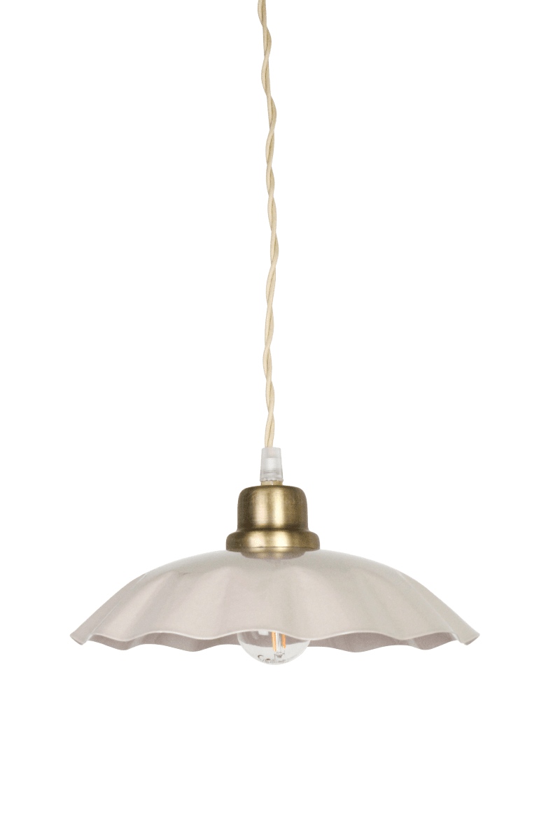 Zoombild von Diana Ø23 Beige hängelampe Von Strömshaga - Diana ist eine elegante Pendelleuchte mit klassischem und zeitlosem Design.