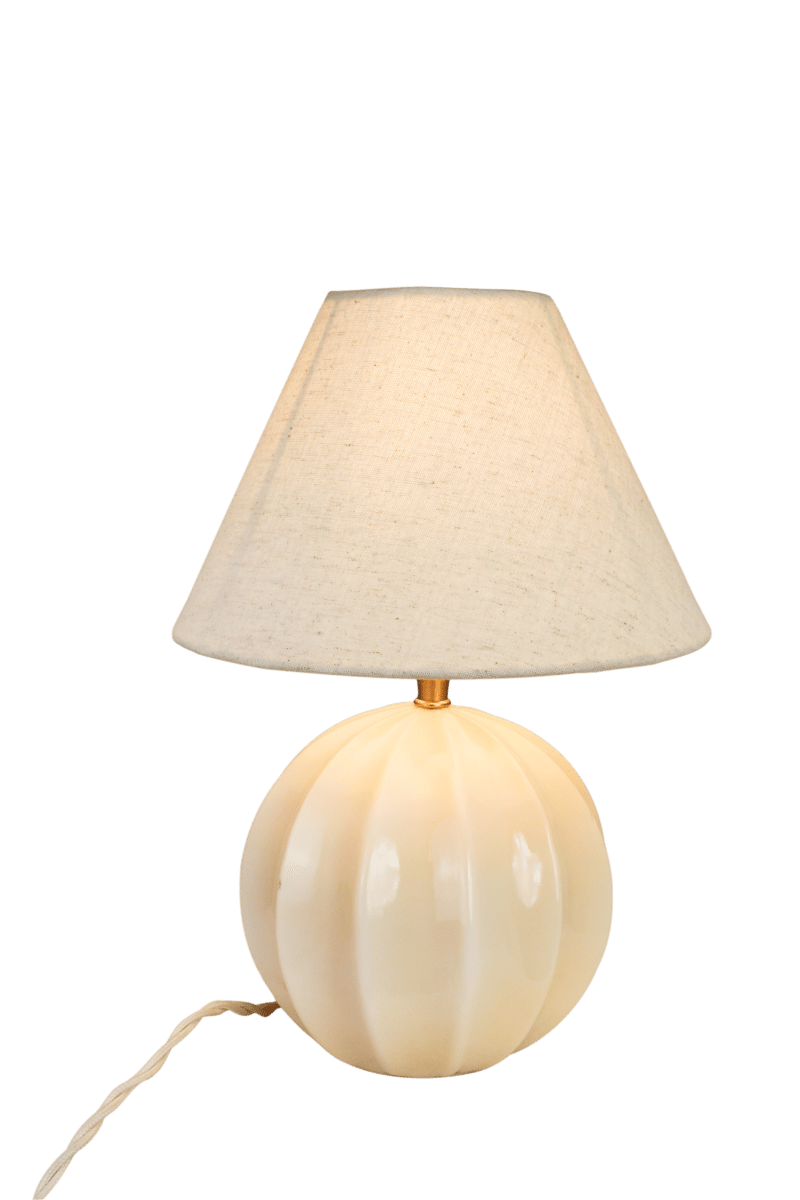 Marit 24cm Beige lampenfuß Von Strömshaga - Das beigefarbene Glas harmoniert perfekt mit den Details in Messingoptik und sorgt f&uuml;r eine warme und zeitlose Atmosph&auml;re.
