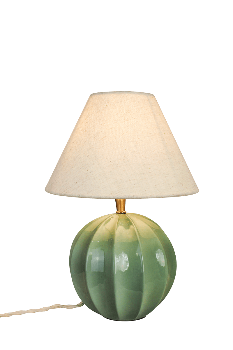 Marit 24cm Grün lampenfuß Von Strömshaga - Das gr&uuml;ne Glas harmoniert perfekt mit den Details in Messingoptik und sorgt f&uuml;r eine warme und zeitlose Atmosph&auml;re.