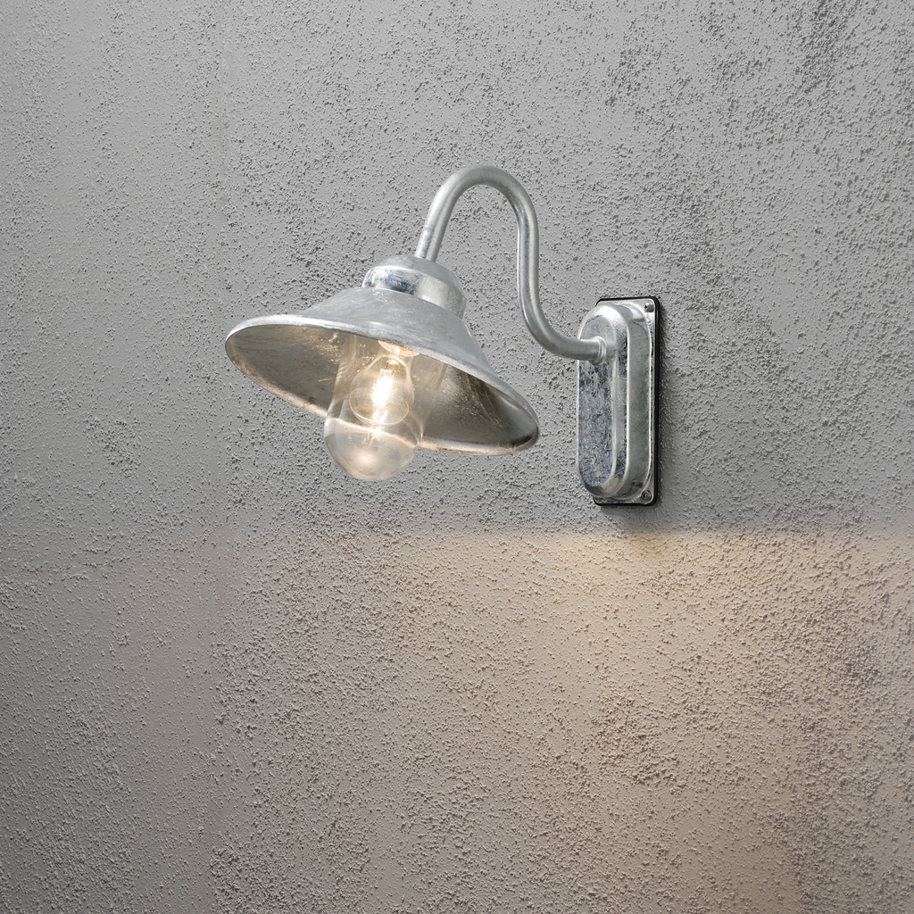 Vega Verzinkter Stahl außenlampe Von Konstsmide - Mit ihrer klassischen Form und dem großen Schirm erzeugt sie ein angenehmes und gerichtetes Licht, perfekt für Eingänge und Terrassen.
