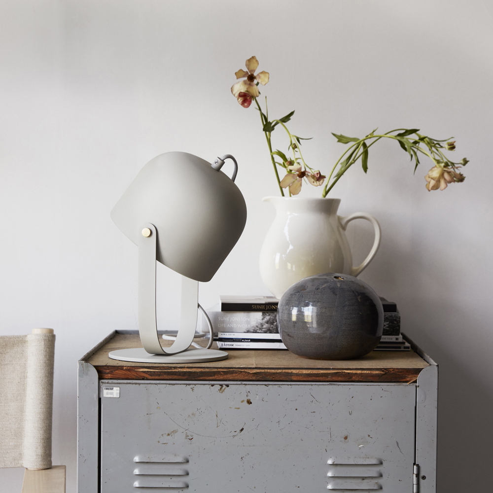 Svejk 30cm Beige tischlampe Von CO Bankeryd - Die Tischlampe Svejk hat ein sanftes Licht und dient sowohl als Leselampe als auch als dekoratives Einrichtungsdetail.