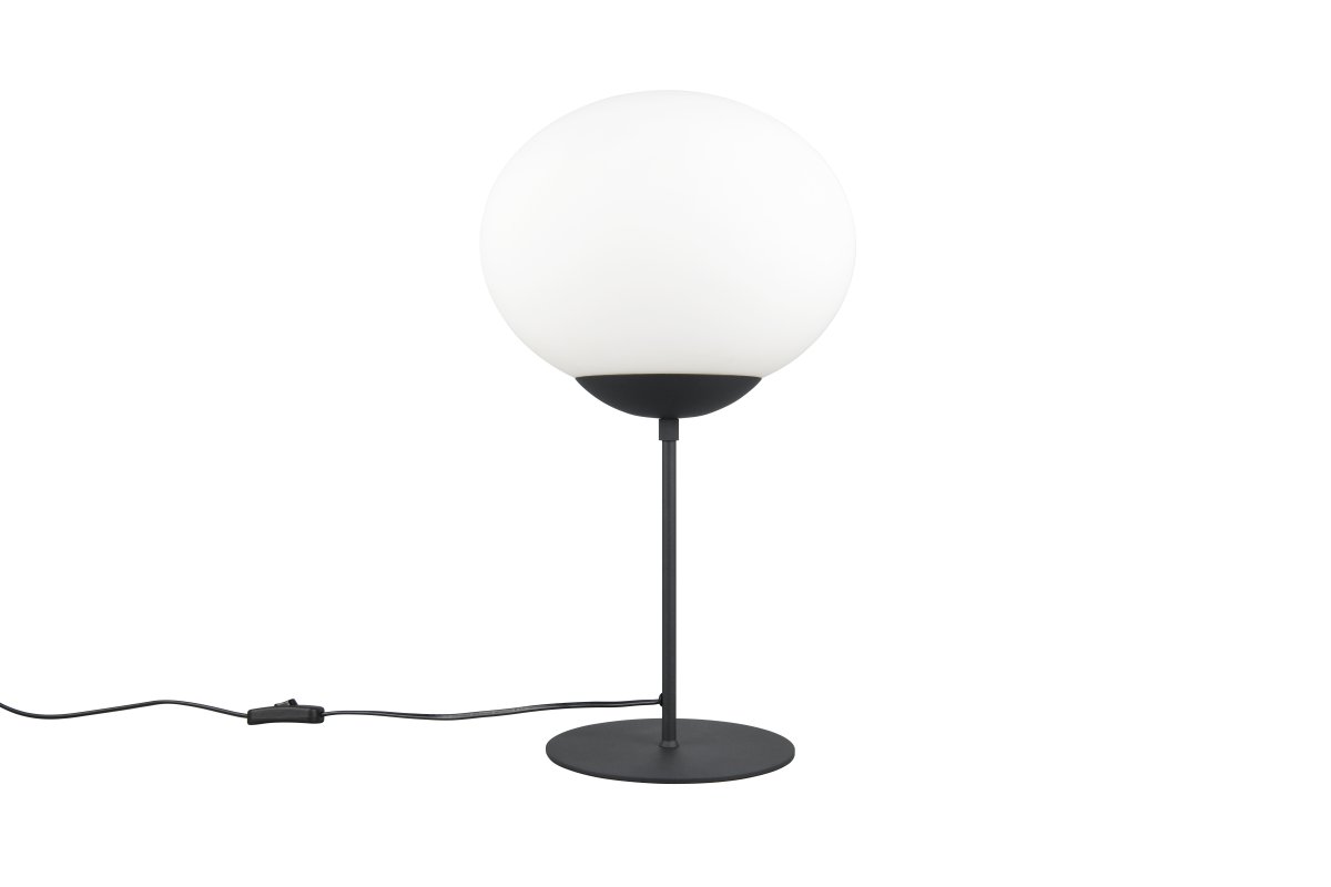 Fomento 52cm Schwarz tischlampe Von Trio Lighting - Die Kombination aus mattschwarzem und weißem Glas erzeugt ein Gefühl von Luxus und Eleganz.