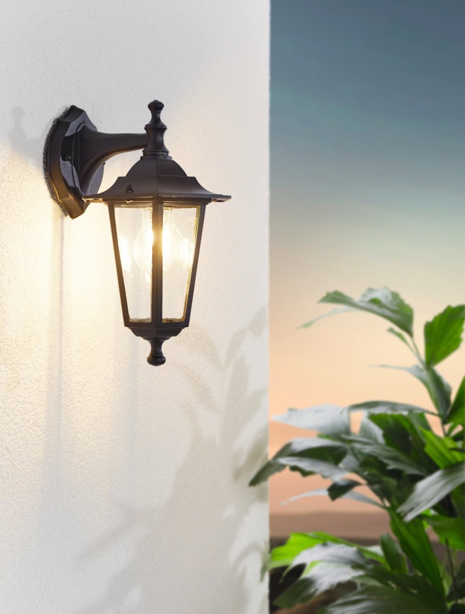 Laterna Schwarz außenlampe Von Eglo - Das klare Glas gibt den Blick auf die Lichtquelle frei und sorgt f&uuml;r ein angenehmes, stimmungsvolles Licht.