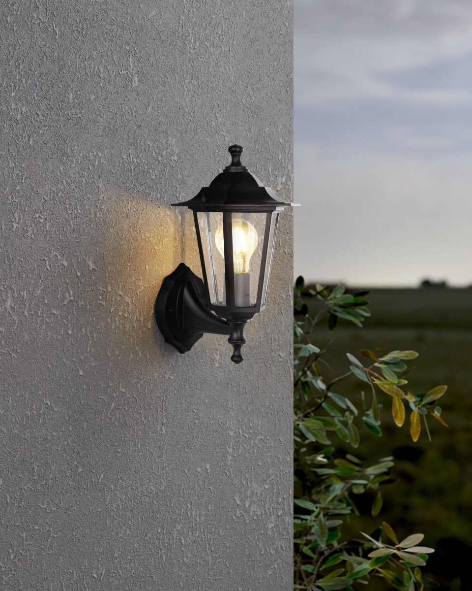 Laterna Schwarz außenlampe Von Eglo - Das klare Glas gibt den Blick auf die Lichtquelle frei und sorgt f&uuml;r ein angenehmes, stimmungsvolles Licht.
