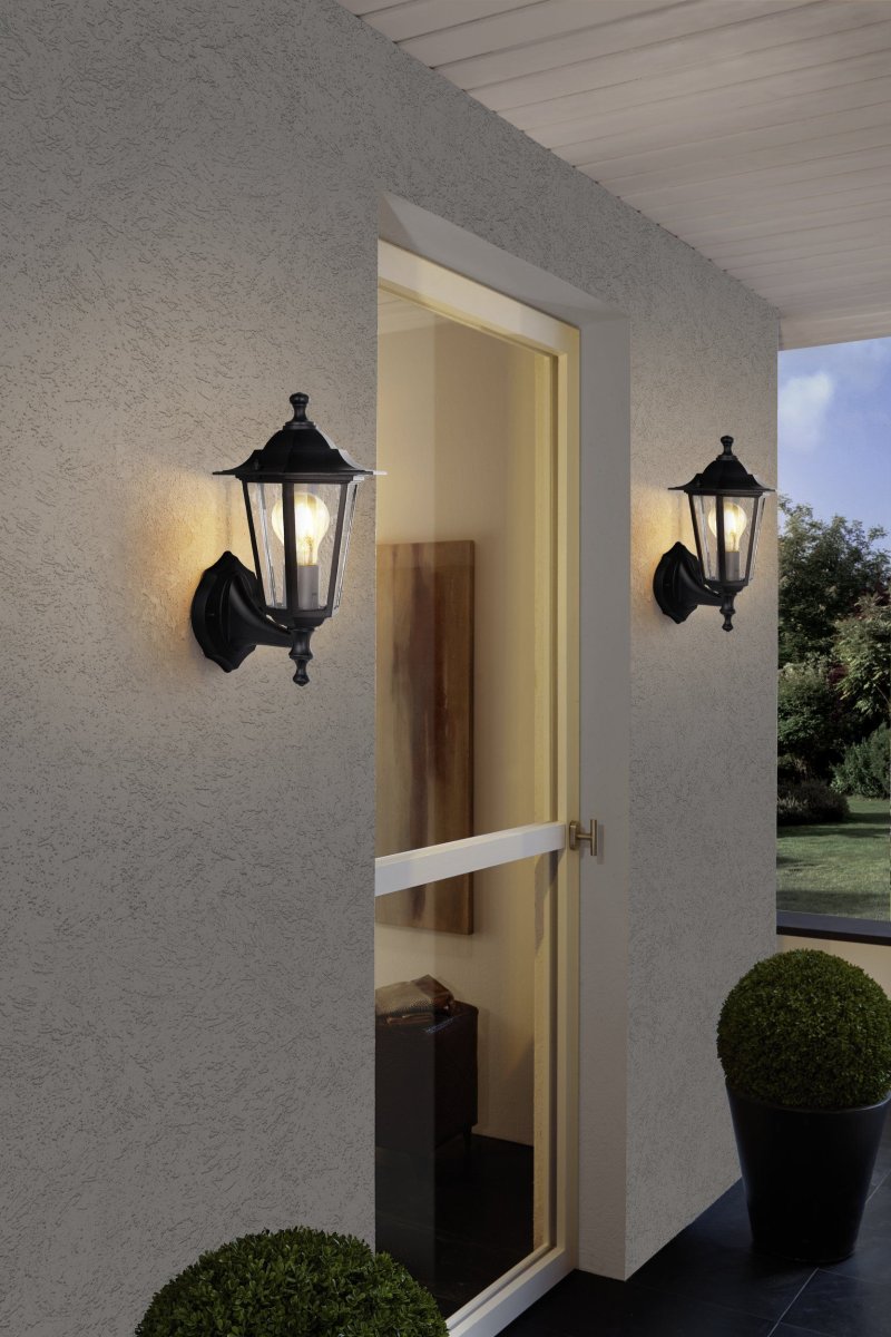 Laterna Schwarz außenlampe Von Eglo - Das klare Glas gibt den Blick auf die Lichtquelle frei und sorgt f&uuml;r ein angenehmes, stimmungsvolles Licht.