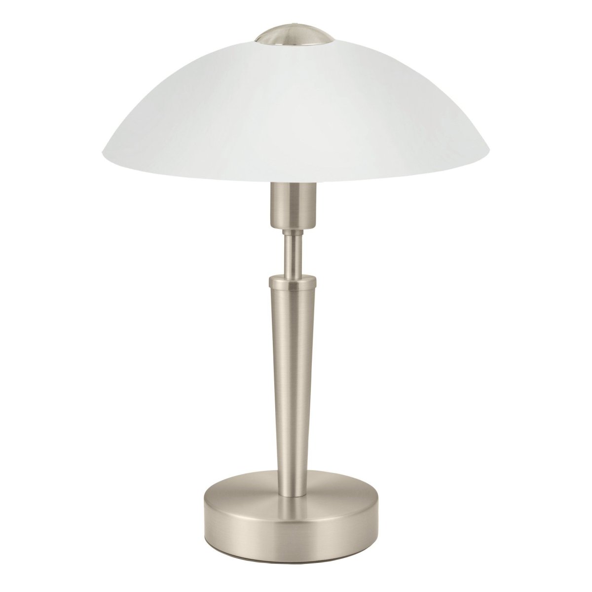 Solo 35cm Nickel tischlampe Von Eglo - Sie ist aus Metall gefertigt, mit einer eleganten, matten Nickeloberfl&auml;che, und verf&uuml;gt &uuml;ber einen satinierten Glasschirm, der ein sanftes und angenehmes Licht spendet.