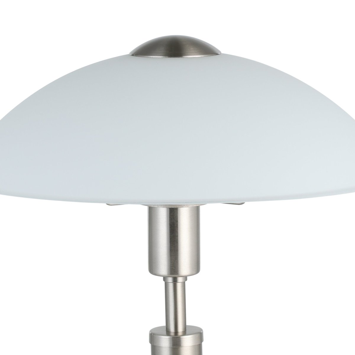 Solo 35cm Nickel tischlampe Von Eglo - Sie ist aus Metall gefertigt, mit einer eleganten, matten Nickeloberfl&auml;che, und verf&uuml;gt &uuml;ber einen satinierten Glasschirm, der ein sanftes und angenehmes Licht spendet.