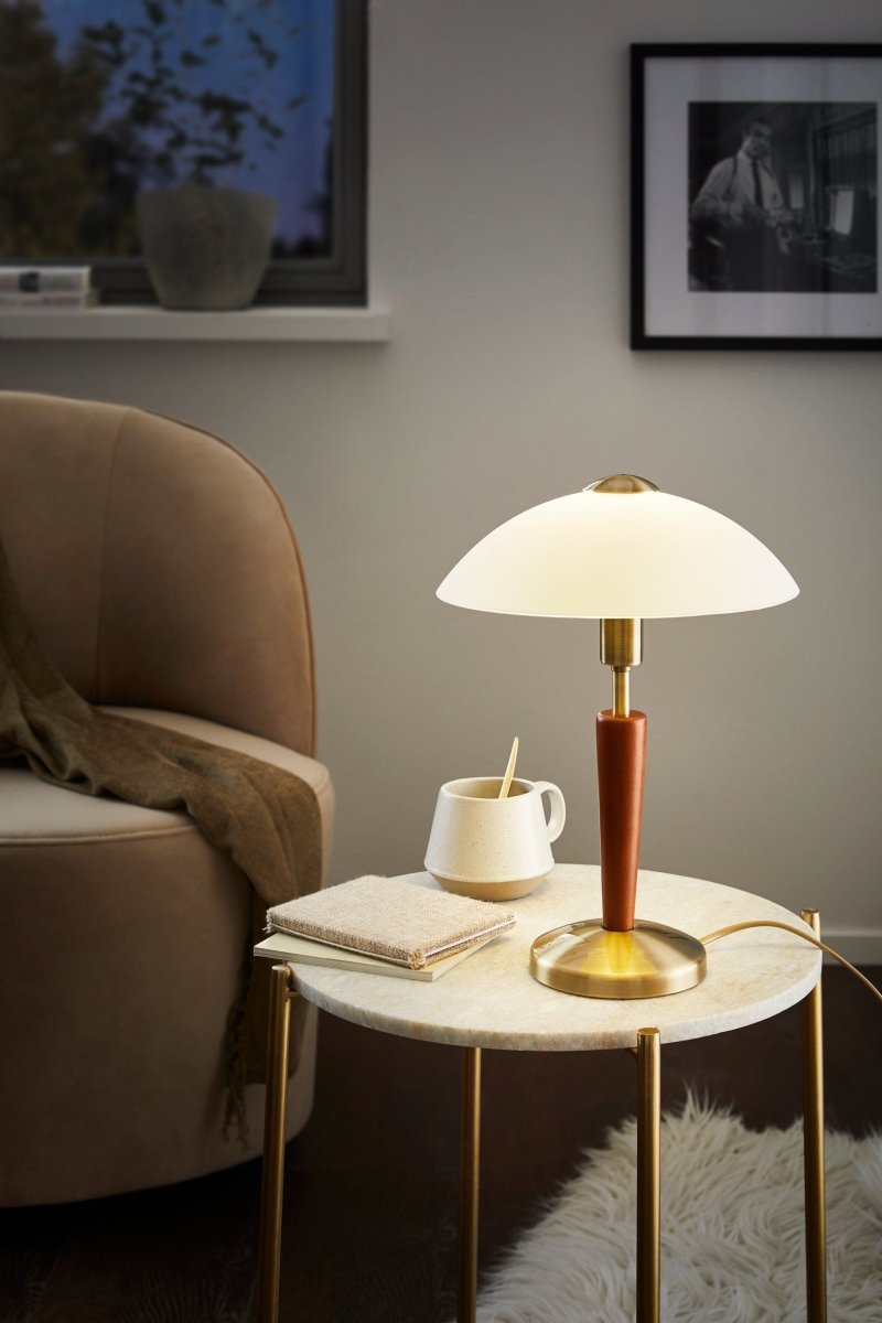 Solo 35cm Bronze tischlampe Von Eglo - Solo 1 ist nicht nur eine Lampe, sondern ein zeitloses Einrichtungsdetail, das Funktion und Design vereint.