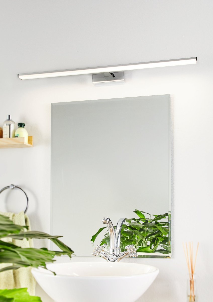 Pandella 78cm Chrom badezimmerlampe Von Eglo - Die Leuchte besticht durch ihre elegante Chromoberfl&auml;che und die integrierte LED, die ein klares, wei&szlig;es Licht mit 4000 K und einem Lichtstrom von 1700 Lumen erzeugt.
