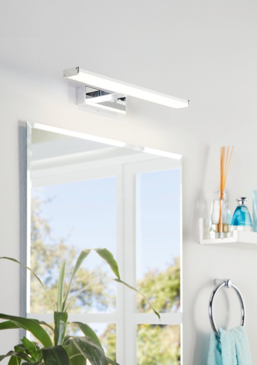 Pandella 40cm Chrom badezimmerlampe Von Eglo - Die Leuchte besticht durch ihre elegante Chromoberfl&auml;che und die integrierte LED, die ein klares, wei&szlig;es Licht mit 4000 K und einem Lichtstrom von 900 Lumen erzeugt.