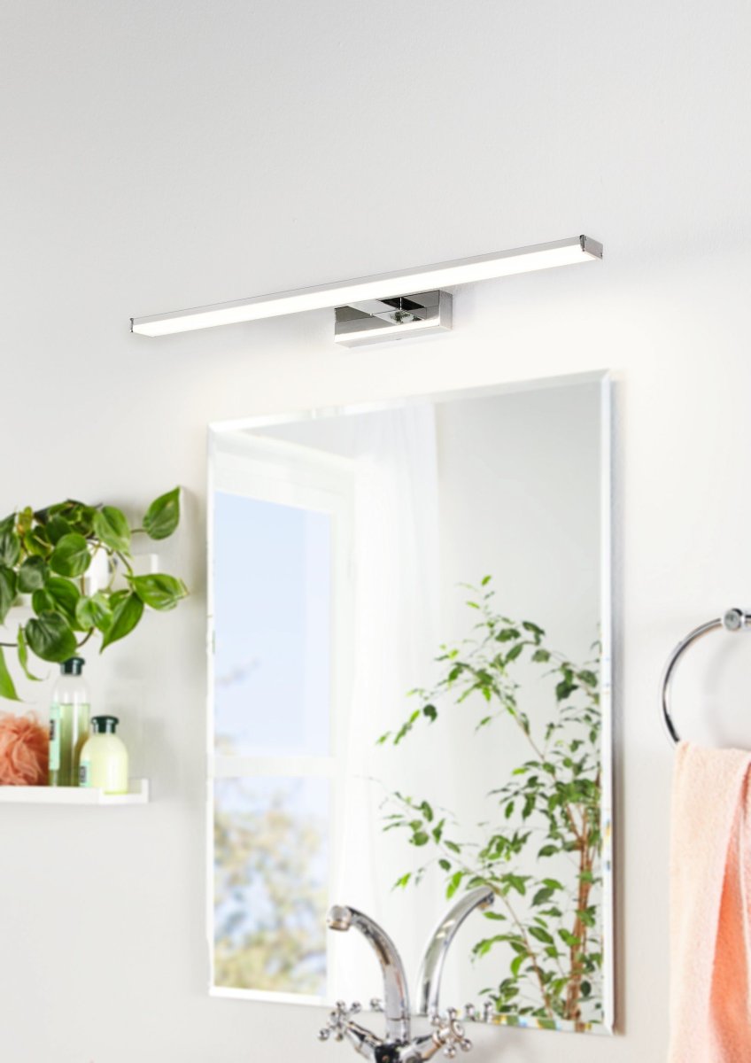 Pandella 60cm Chrom badezimmerlampe Von Eglo - Die Leuchte besticht durch ihre elegante Chromoberfl&auml;che und die integrierte LED, die ein klares, wei&szlig;es Licht mit 4000 K und einem Lichtstrom von 1350 Lumen erzeugt.