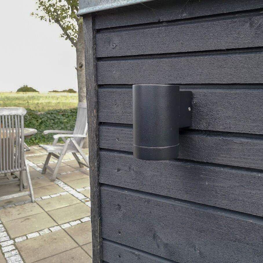 Stege Schwarz außenlampe Von Dyberg Larsen - Aus Aluminium und Kunststoff gefertigt, ist es langlebig und strapazierfähig und für den Einsatz im Freien geeignet.