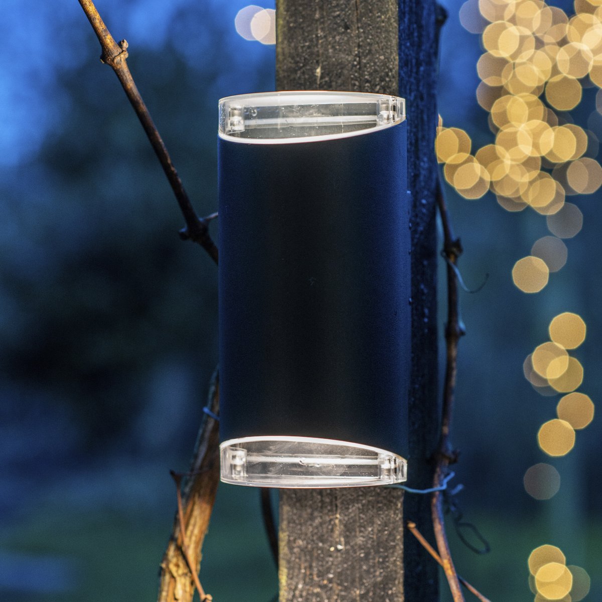 Ribe Schwarz außenlampe Von Dyberg Larsen - Die Up/Down-Außenwandleuchte Ribe aus mattschwarzem Aluminium ist eine funktionale Leuchte, die trotz ihrer Größe sowohl nach oben als auch nach unten für eine gute Außenbeleuchtung sorgt.