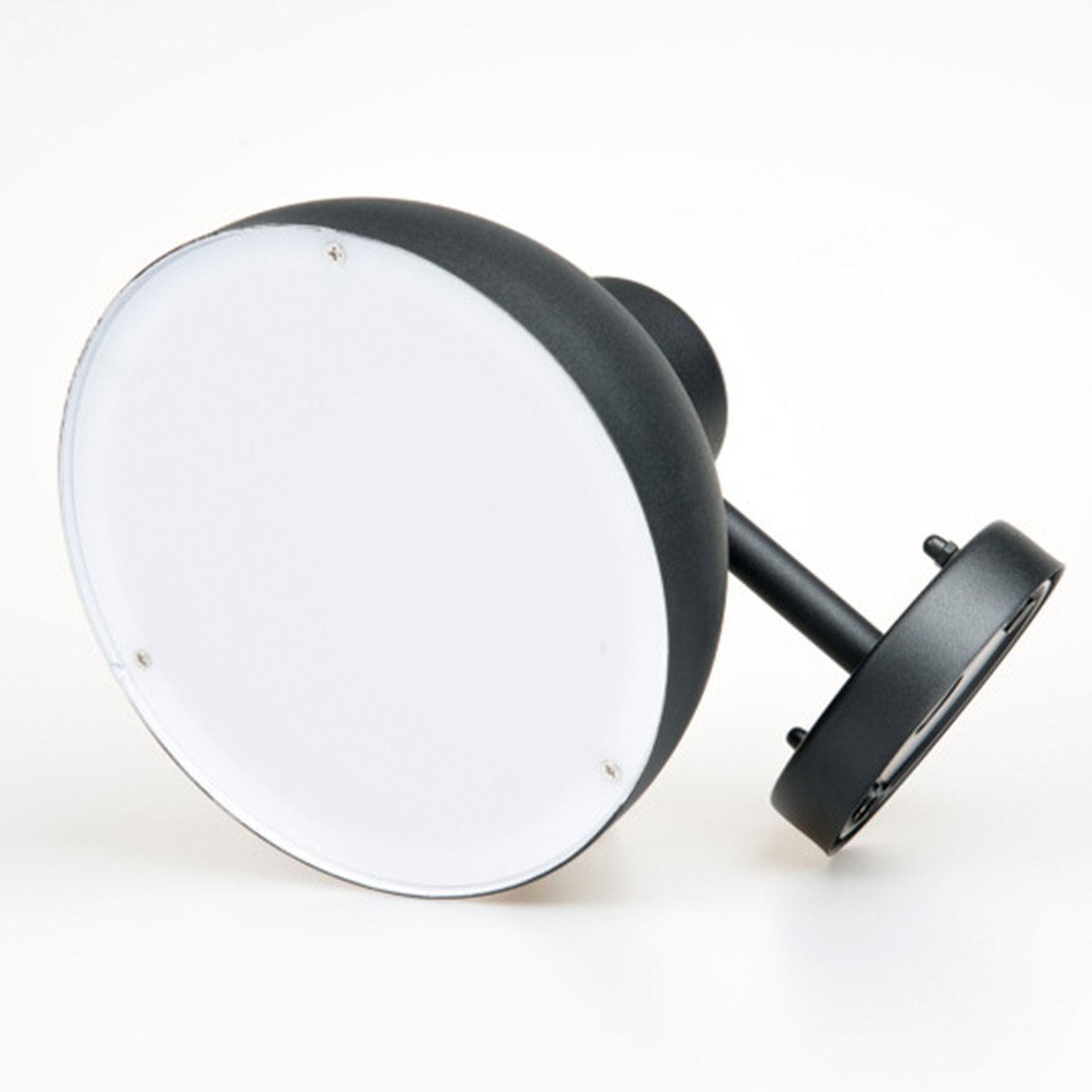 Hadsten Schwarz außenlampe Von Dyberg Larsen - Die Lampe streut das Licht nach unten und hat eine mattschwarze Oberfläche, wodurch sie stilvoll und vielseitig für verschiedene Außenumgebungen geeignet ist.