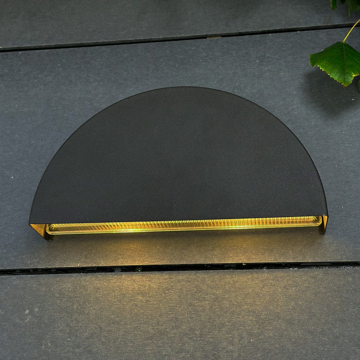 Scott Schwarz außenlampe Von Dyberg Larsen - Die Außenwandleuchte Scott ist ein zeitloser Klassiker mit wunderschönem, nach unten gerichtetem Licht, die perfekte Beleuchtung für Eingänge, Balkone und Carports.