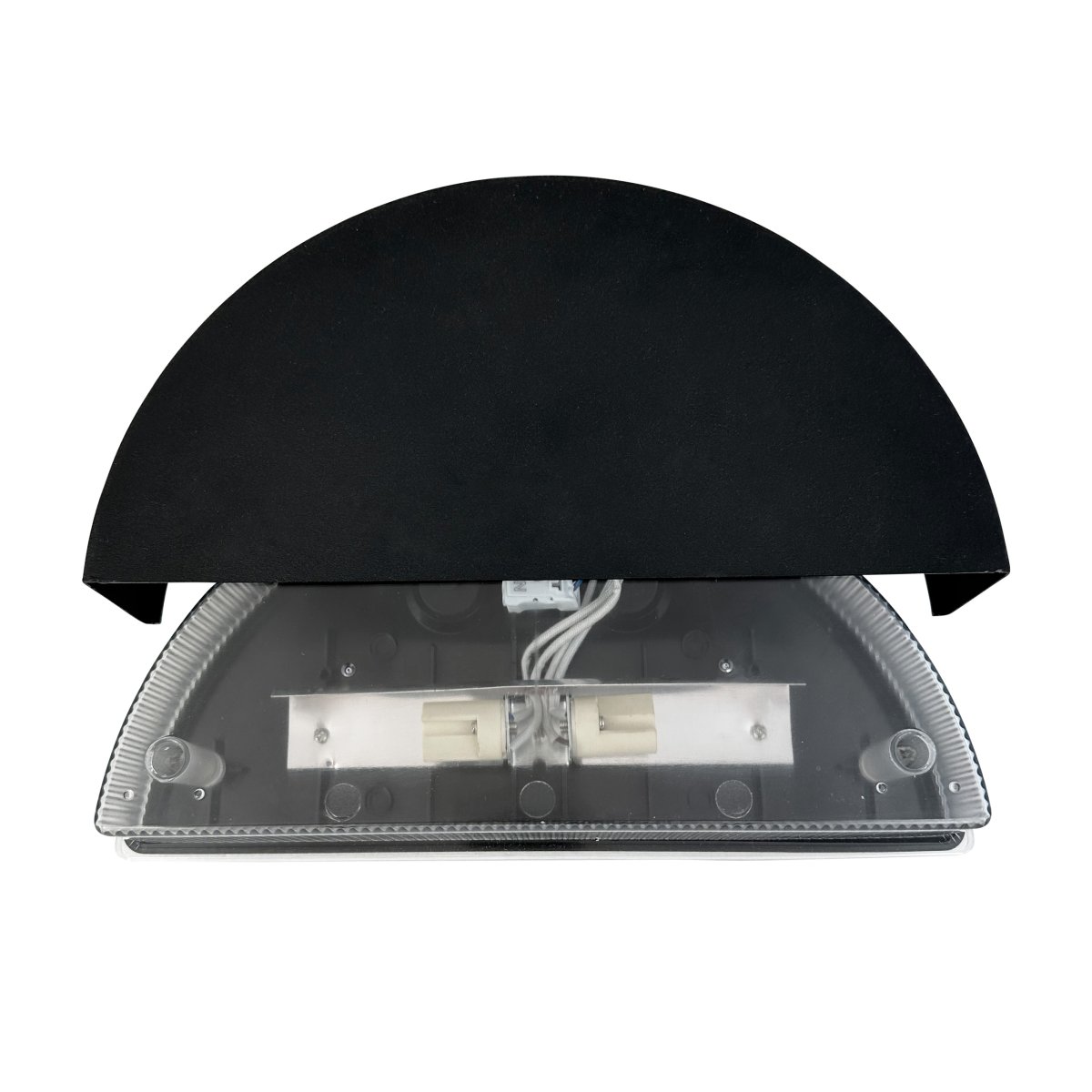 Scott Schwarz außenlampe Von Dyberg Larsen - Die Außenwandleuchte Scott ist ein zeitloser Klassiker mit wunderschönem, nach unten gerichtetem Licht, die perfekte Beleuchtung für Eingänge, Balkone und Carports.