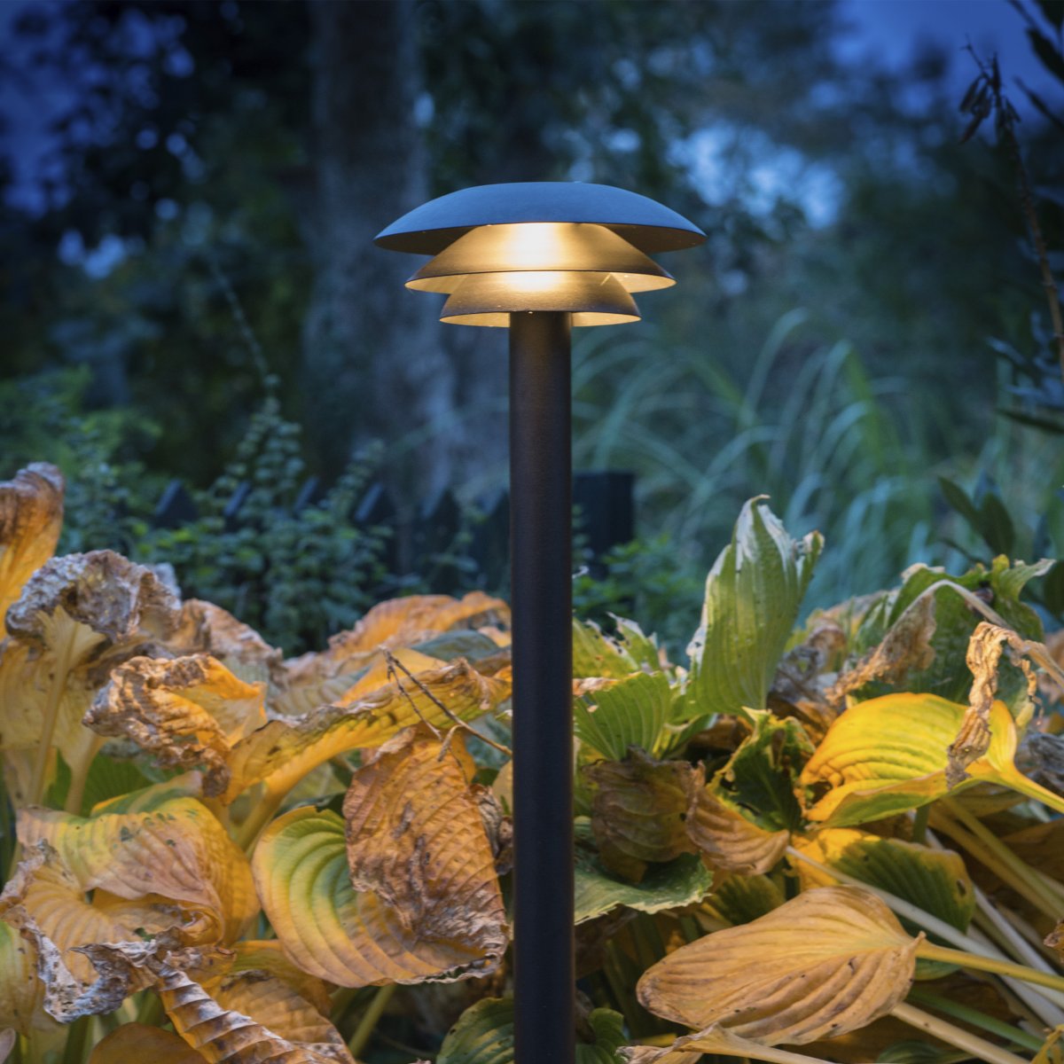 DL20 Schwarz pollarleuchten Von Dyberg Larsen - Die Lampe besteht aus schwarzem Edelstahl und ist 80 cm hoch, der Schirm hat einen Durchmesser von 20 cm.