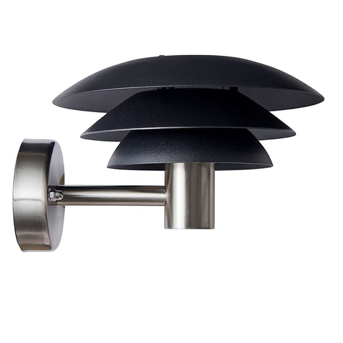 DL20 Edelstahl außenlampe Von Dyberg Larsen - Die Lampe verfügt über drei ikonische Schirme in unterschiedlichen Größen, die ein magisches Licht verbreiten und ist aus Edelstahl mit eleganten mattschwarzen Schirmen gefertigt.