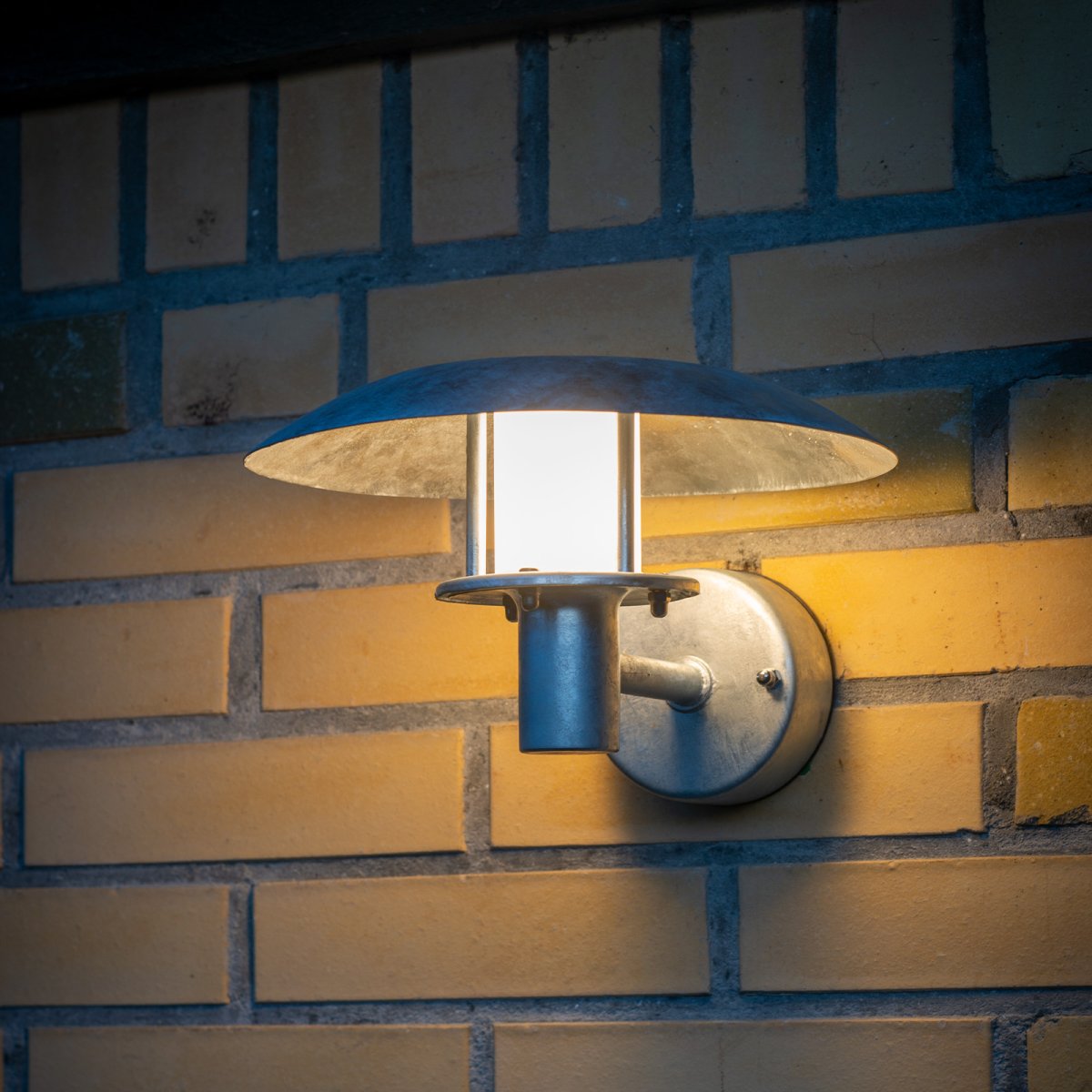 Randers Verzinkt außenlampe Von Dyberg Larsen - Der verzinkte Stahl bietet eine lange Haltbarkeit und der mattierte zylindrische Schirm um die Lichtquelle sorgt für ein angenehmes, blendfreies Licht.