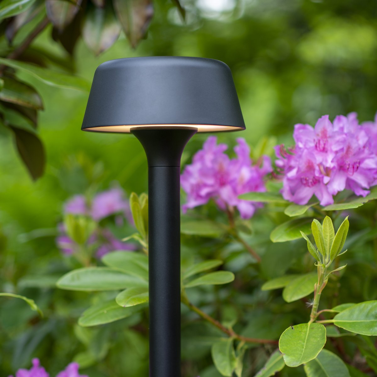 Valencia 80cm Schwarz pollarleuchten Von Dyberg Larsen - Das Design ist stilvoll und modern und das Licht fällt in einem angenehmen Kreis um die Lampe, was einen stimmungsvollen Eindruck vermittelt.