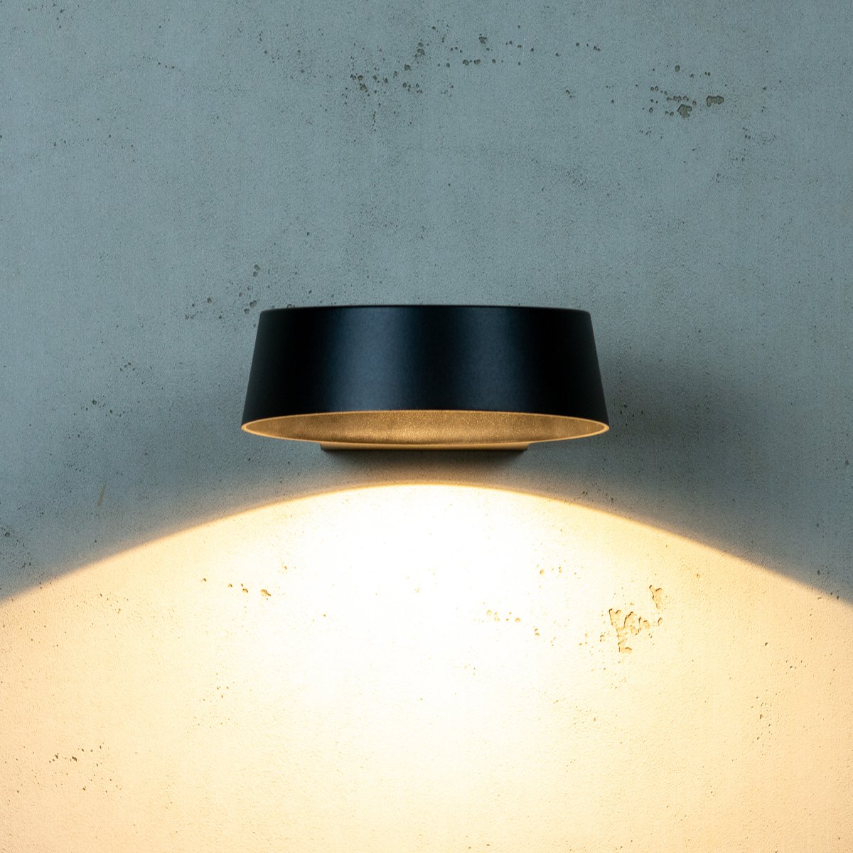 Neptun Schwarz außenlampe Von Dyberg Larsen - Durch ihr rundes Design verbreitet sie ein gro&szlig;es Lichtfeld und passt daher gut in alle Wandarten.