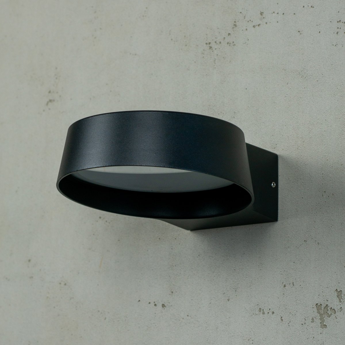 Neptun Schwarz außenlampe Von Dyberg Larsen - Durch ihr rundes Design verbreitet sie ein gro&szlig;es Lichtfeld und passt daher gut in alle Wandarten.