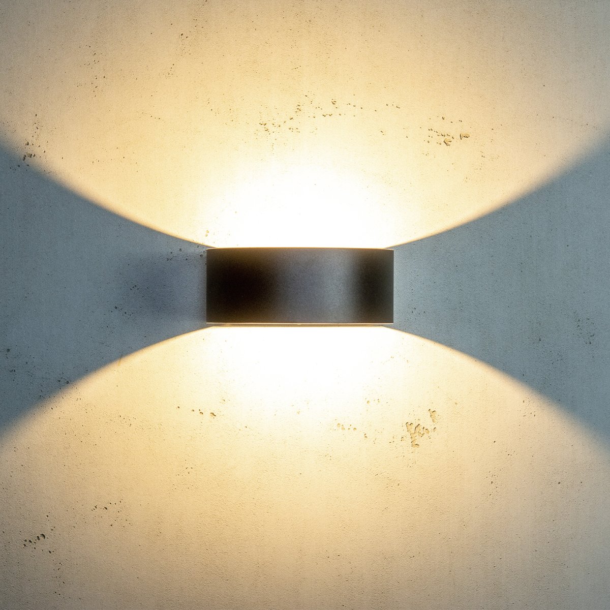 Circle Schwarz außenlampe Von Dyberg Larsen - Das runde Design der Lampe hat eine flache Rückseite an der Wand und eine halbrunde Vorderseite, wo ein LED-Lichtstreifen ein schönes vertikales Licht entlang der Wand nach oben und unten verteilt.