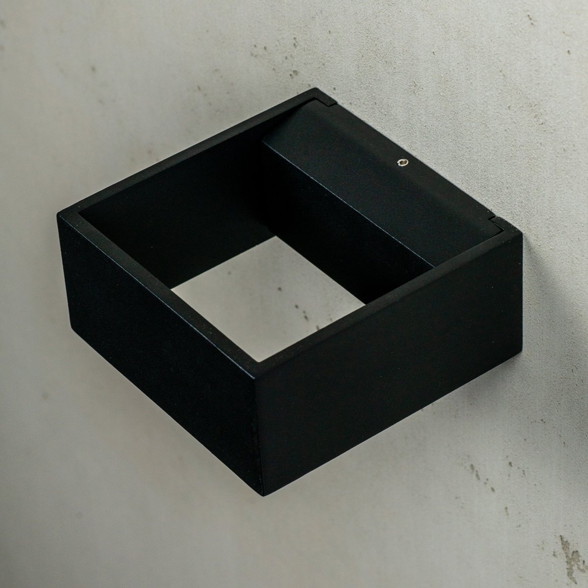 Jupiter Schwarz außenlampe Von Dyberg Larsen - Jupiter hat eine flache Seite an der Wand und eine halbrunde Vorderseite mit einer LED-Lichtquelle, die entlang der Wand auf und ab leuchtet.