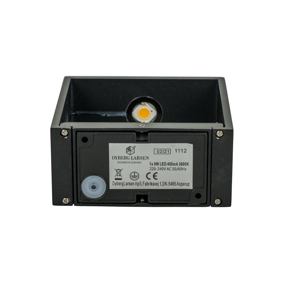 Jupiter Schwarz außenlampe Von Dyberg Larsen - Jupiter hat eine flache Seite an der Wand und eine halbrunde Vorderseite mit einer LED-Lichtquelle, die entlang der Wand auf und ab leuchtet.