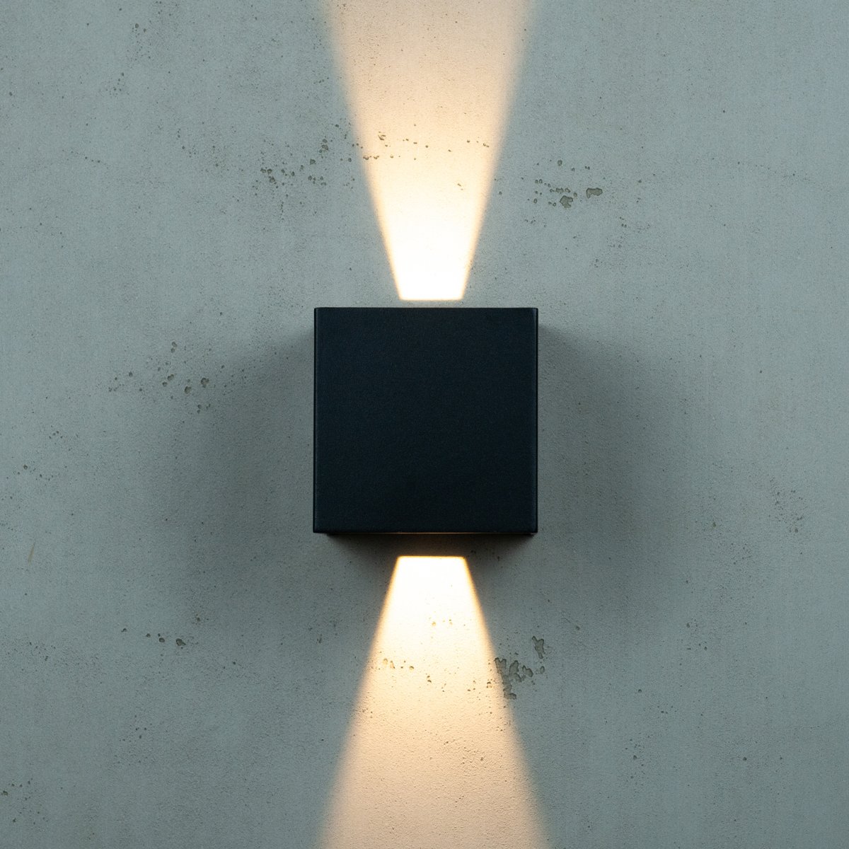 Venus Schwarz außenlampe Von Dyberg Larsen - Venus bietet einstellbares Licht, mit dem Sie die Beleuchtung an Ihre Bedürfnisse anpassen können, egal ob Sie mehr Licht nach oben oder unten wünschen.