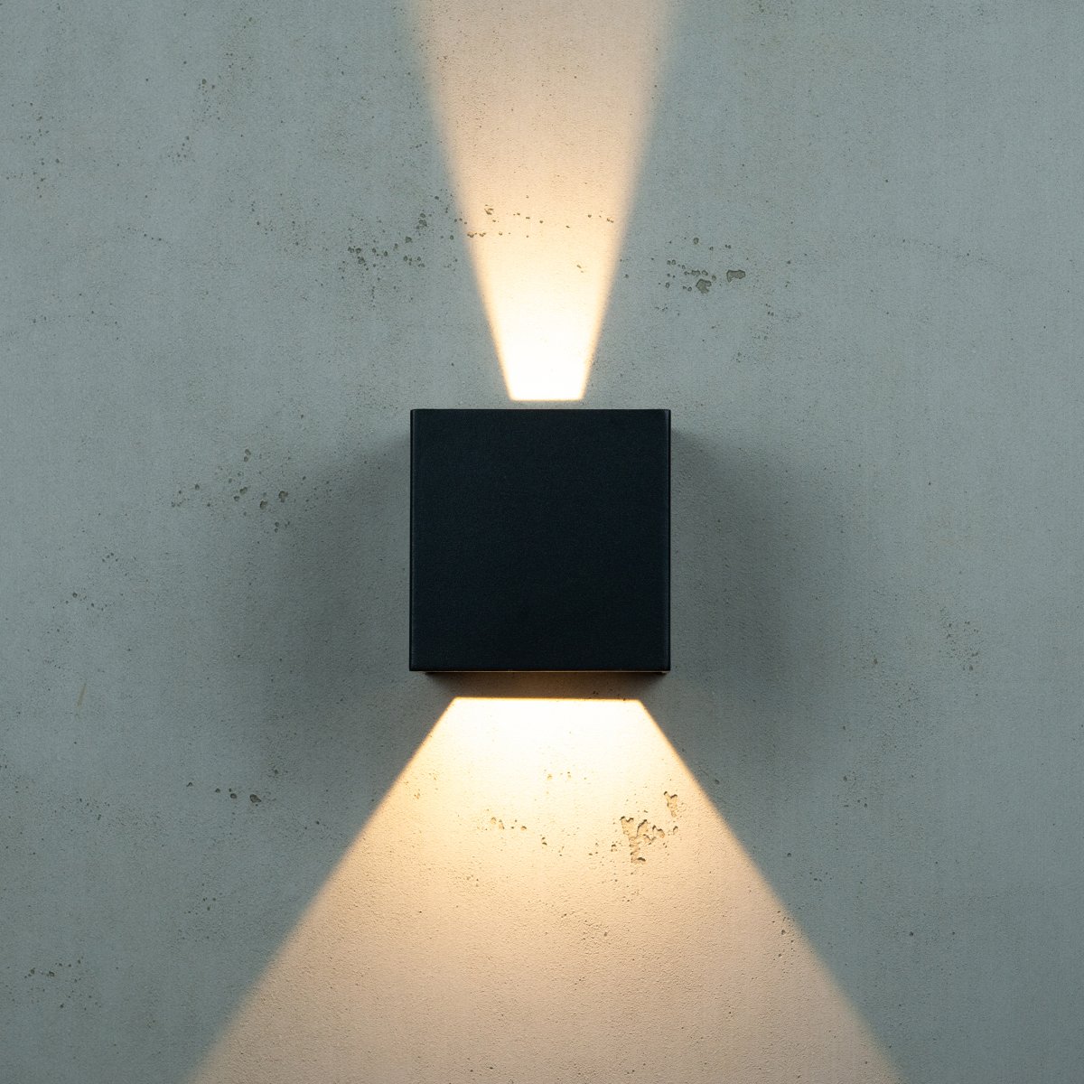 Venus Schwarz außenlampe Von Dyberg Larsen - Venus bietet einstellbares Licht, mit dem Sie die Beleuchtung an Ihre Bedürfnisse anpassen können, egal ob Sie mehr Licht nach oben oder unten wünschen.