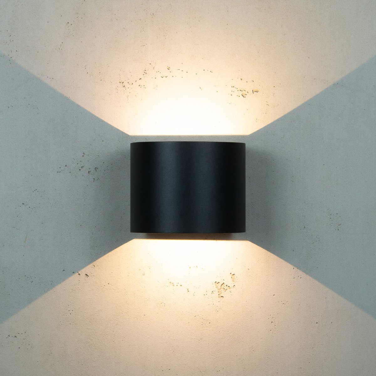 Mars Schwarz außenlampe Von Dyberg Larsen - Eine neue Serie von Außenleuchten für Wände – Mars hat ein scharfes und modernes Design mit geraden Kanten, die den Ausdruck der Lampe unterstreichen.
