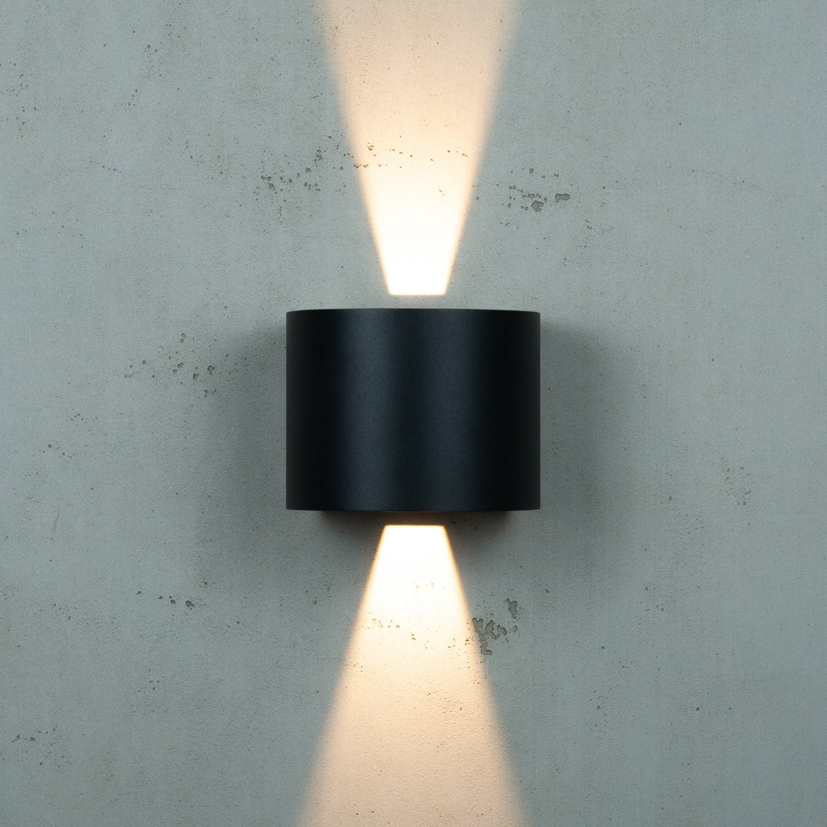 Mars Schwarz außenlampe Von Dyberg Larsen - Eine neue Serie von Außenleuchten für Wände – Mars hat ein scharfes und modernes Design mit geraden Kanten, die den Ausdruck der Lampe unterstreichen.