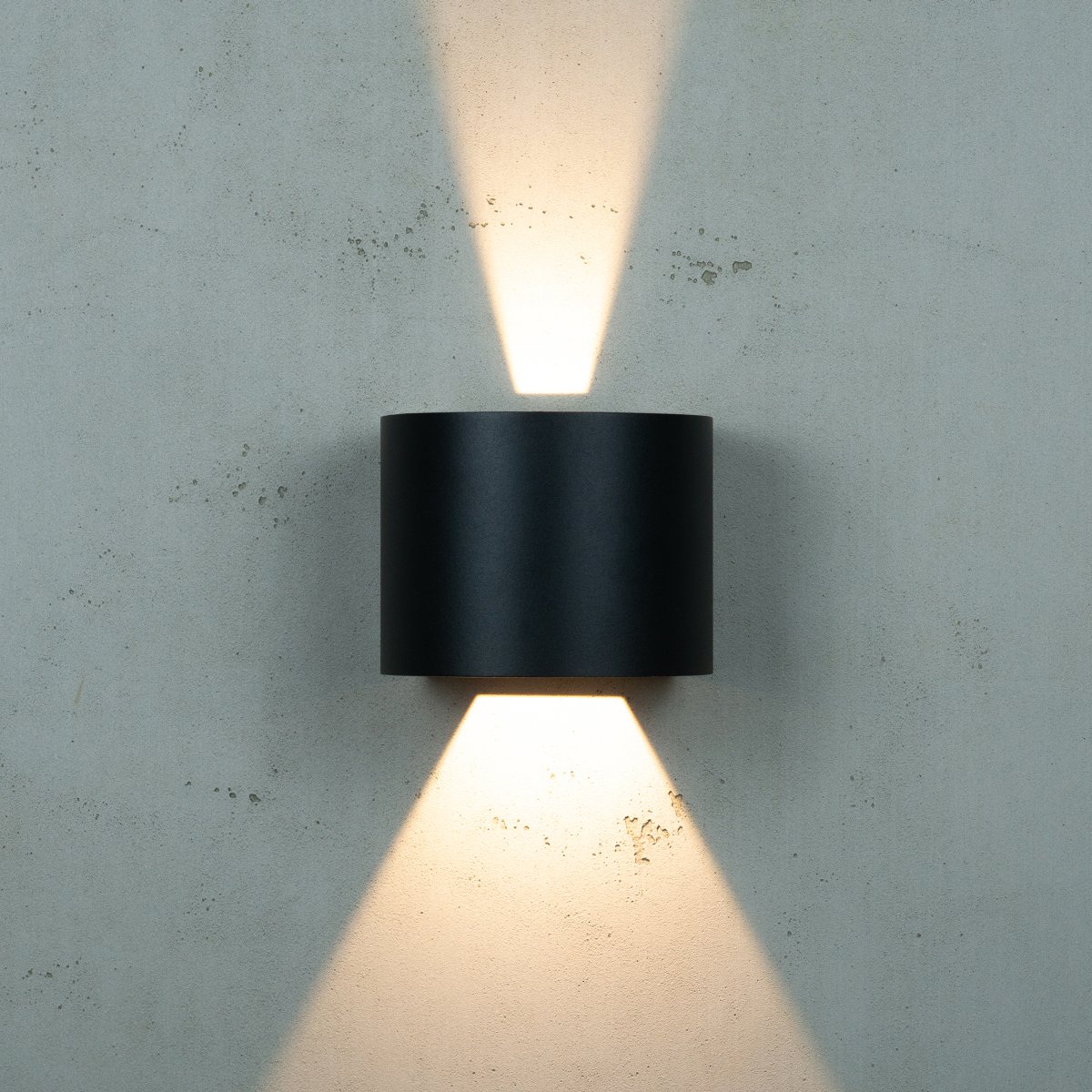 Mars Schwarz außenlampe Von Dyberg Larsen - Eine neue Serie von Außenleuchten für Wände – Mars hat ein scharfes und modernes Design mit geraden Kanten, die den Ausdruck der Lampe unterstreichen.