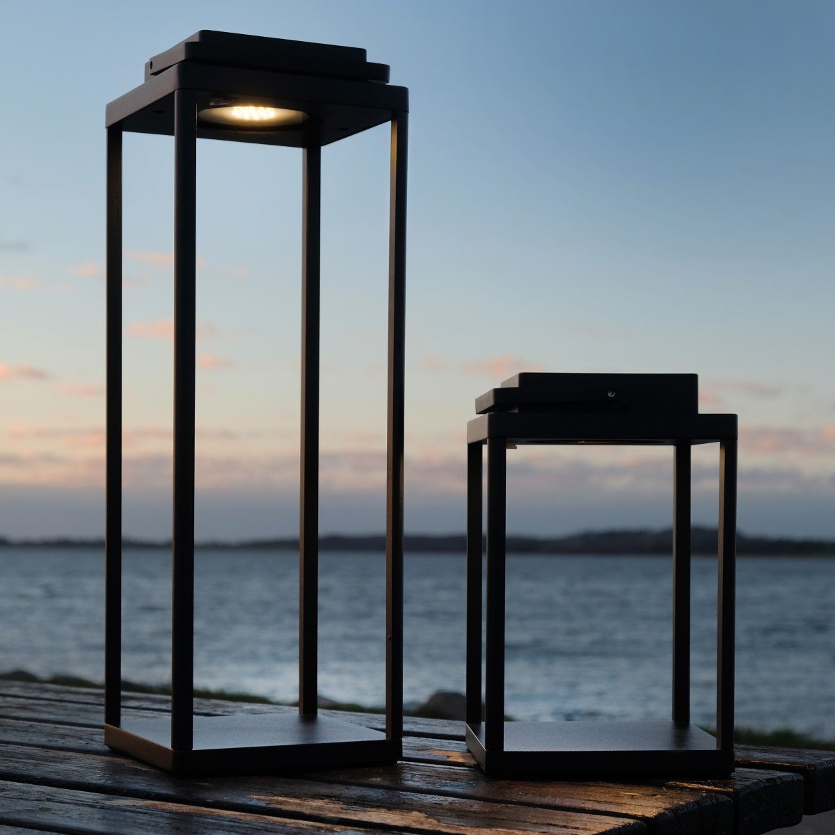 Lucca 24cm Schwarz tragbare Von Dyberg Larsen - Lucca besteht aus beschichtetem Aluminium, kann das ganze Jahr über im Freien verwendet werden und muss nur 3–4 Mal pro Jahr abgewischt werden.