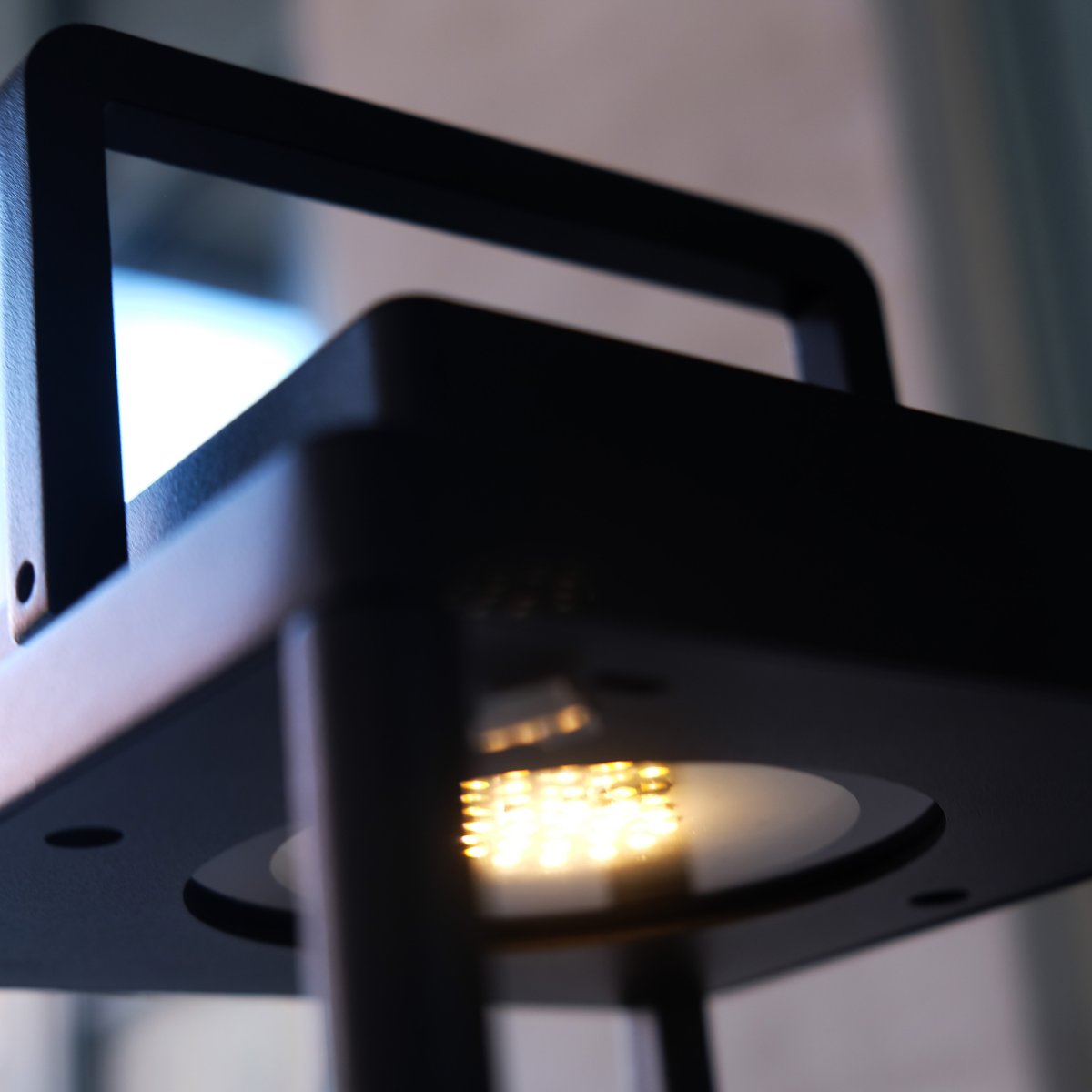 Lucca 44cm Schwarz tragbare Von Dyberg Larsen - Lucca besteht aus beschichtetem Aluminium, kann das ganze Jahr über im Freien verwendet werden und muss nur 3–4 Mal pro Jahr abgewischt werden.