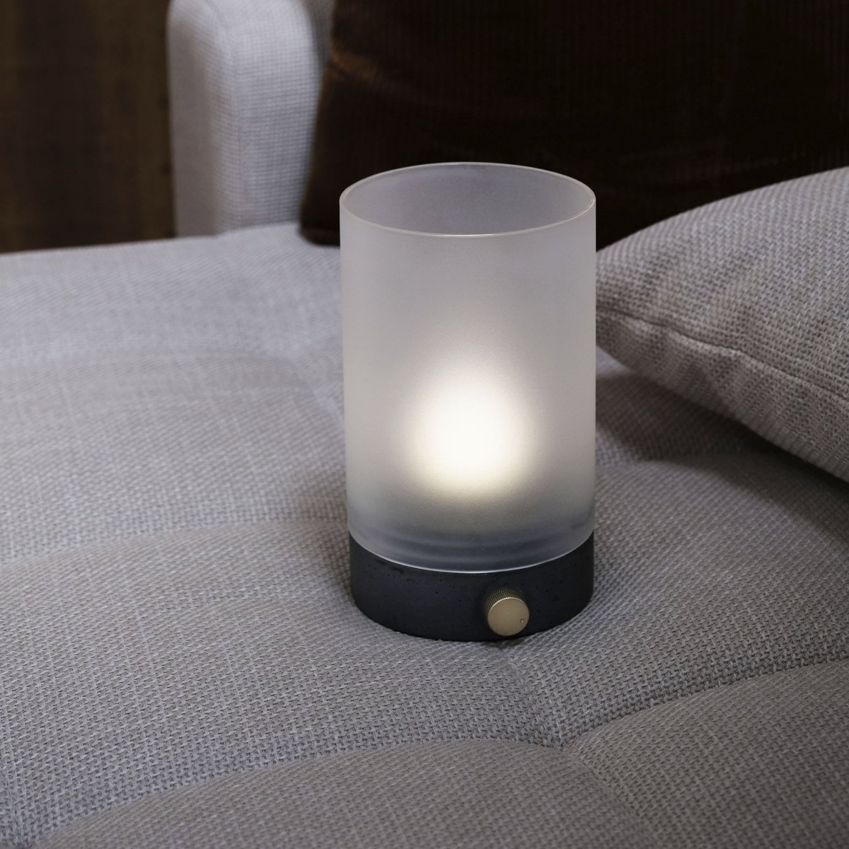 Cozy 20cm Grau tragbare Von Dyberg Larsen - Die gemütliche Tischlampe schafft mit ihrem eleganten Design und ihrer Funktionalität eine warme und einladende Atmosphäre.